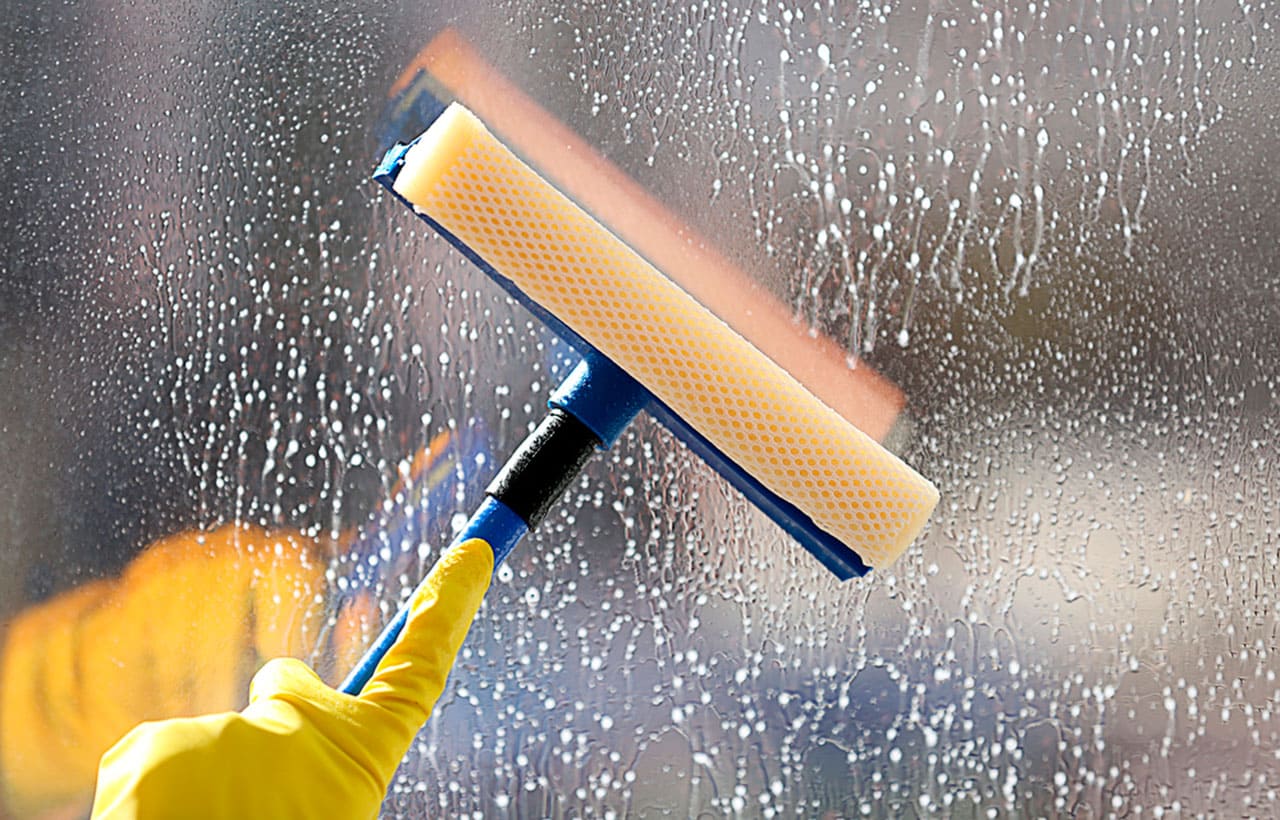 Limpieza de cristales en Burgos gracias a Limpiezas Gloria